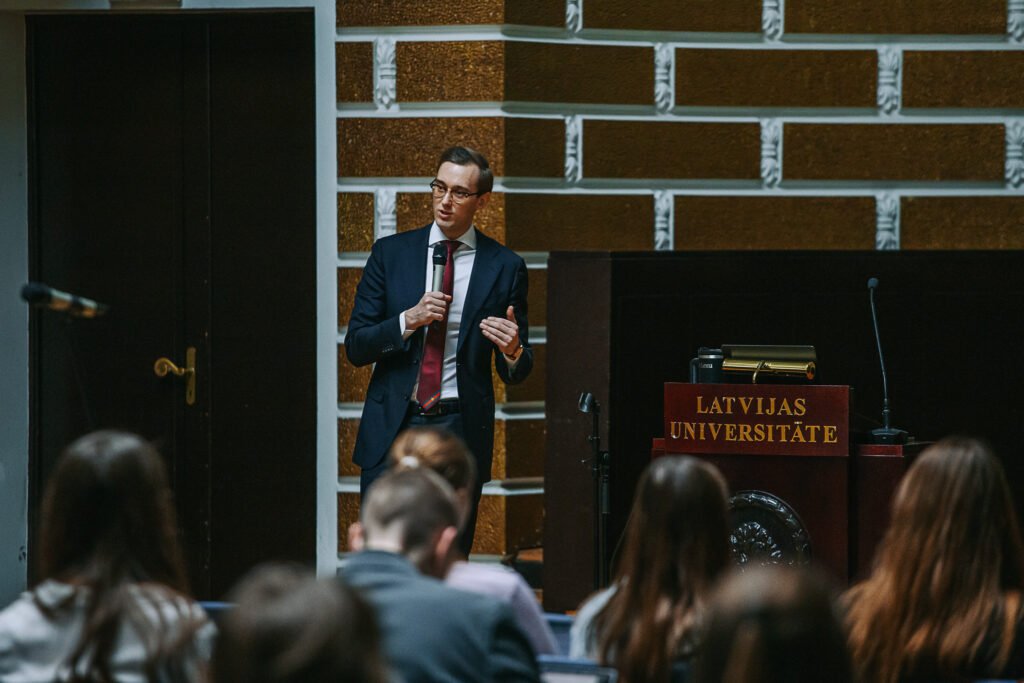 Critical thinking in jurisprudence in the age of AI: University of Latvia law students learn a new approach to legal case research