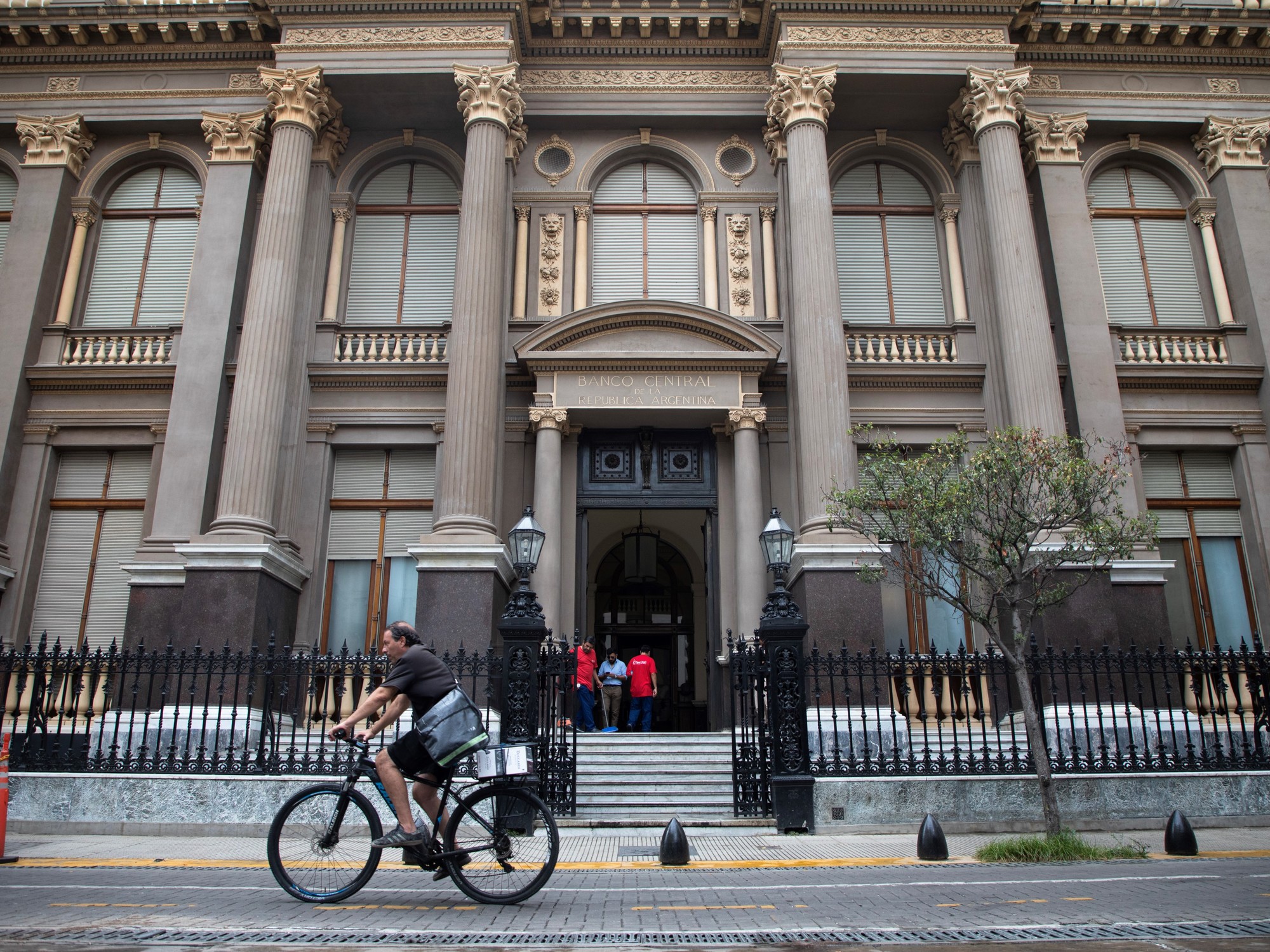 El Banco Central apuró las compras, pero aunque acumuló en marzo US$ 251 millones las reservas bajan