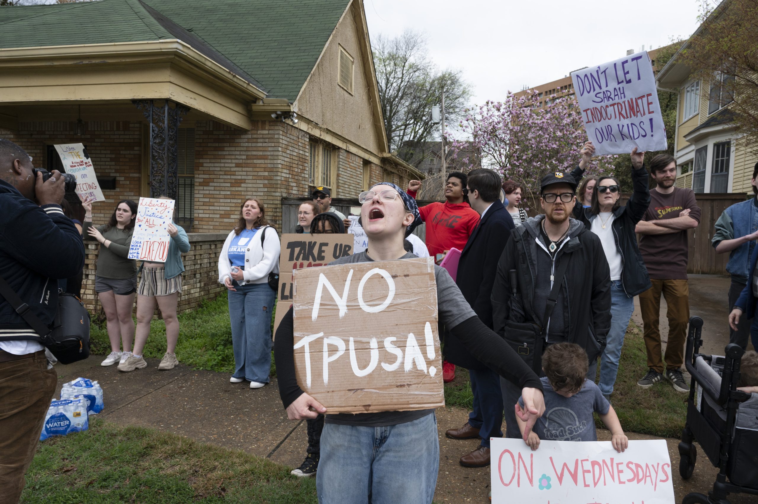 Erika Kirk’s visit draws protesters, scrappers and a bubble guy to the Arkansas Governor’s Mansion