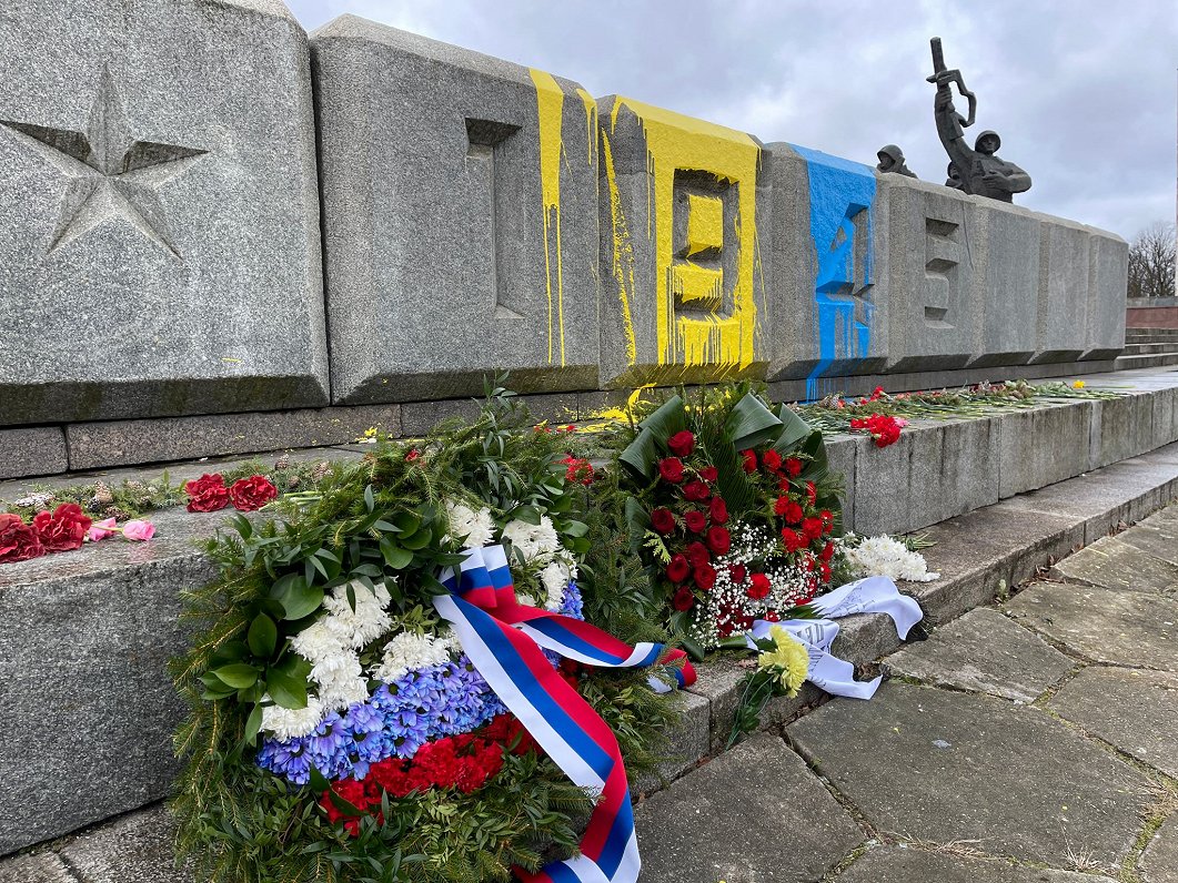 Uzraksti un krāsas triepieni uz Uzvaras pieminekļa