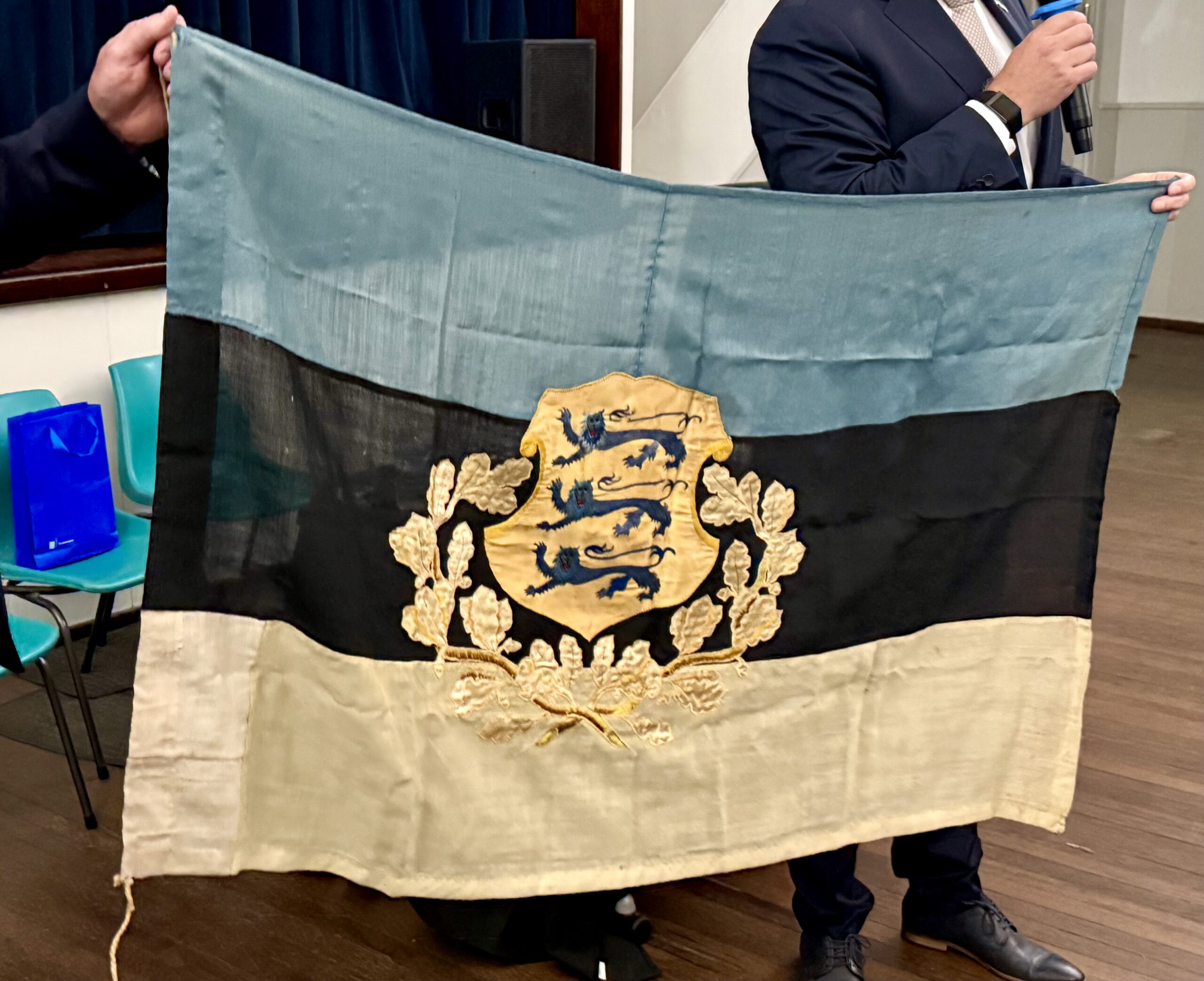 Flag rescued from Kadriorg in 1944 returns to Estonia from Australia