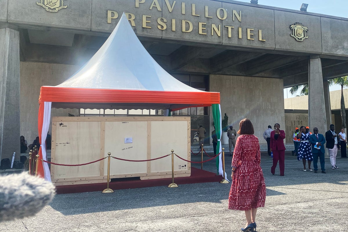 France returns a sacred drum looted during the colonial era to Ivory Coast