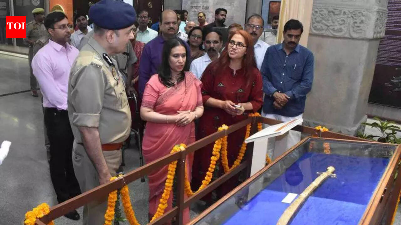 Gold scabbard gifted by an Arab ruler displayed at city museum | Prayagraj News