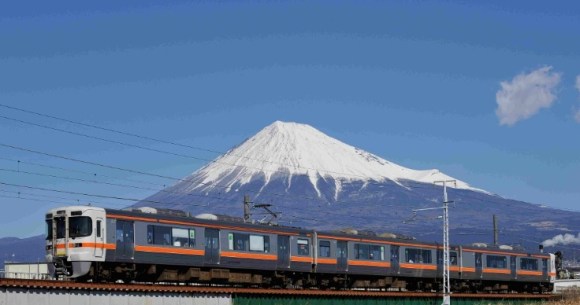Japan now has a “for foreign tourists only” Mt. Fuji sightseeing train[Video]