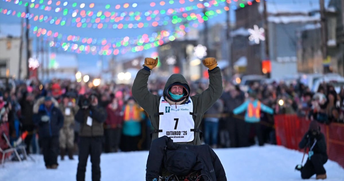 Jessie Holmes repeats as Iditarod champion
