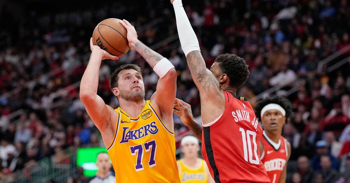 Lakers surge late and defeat Rockets for their sixth consecutive win