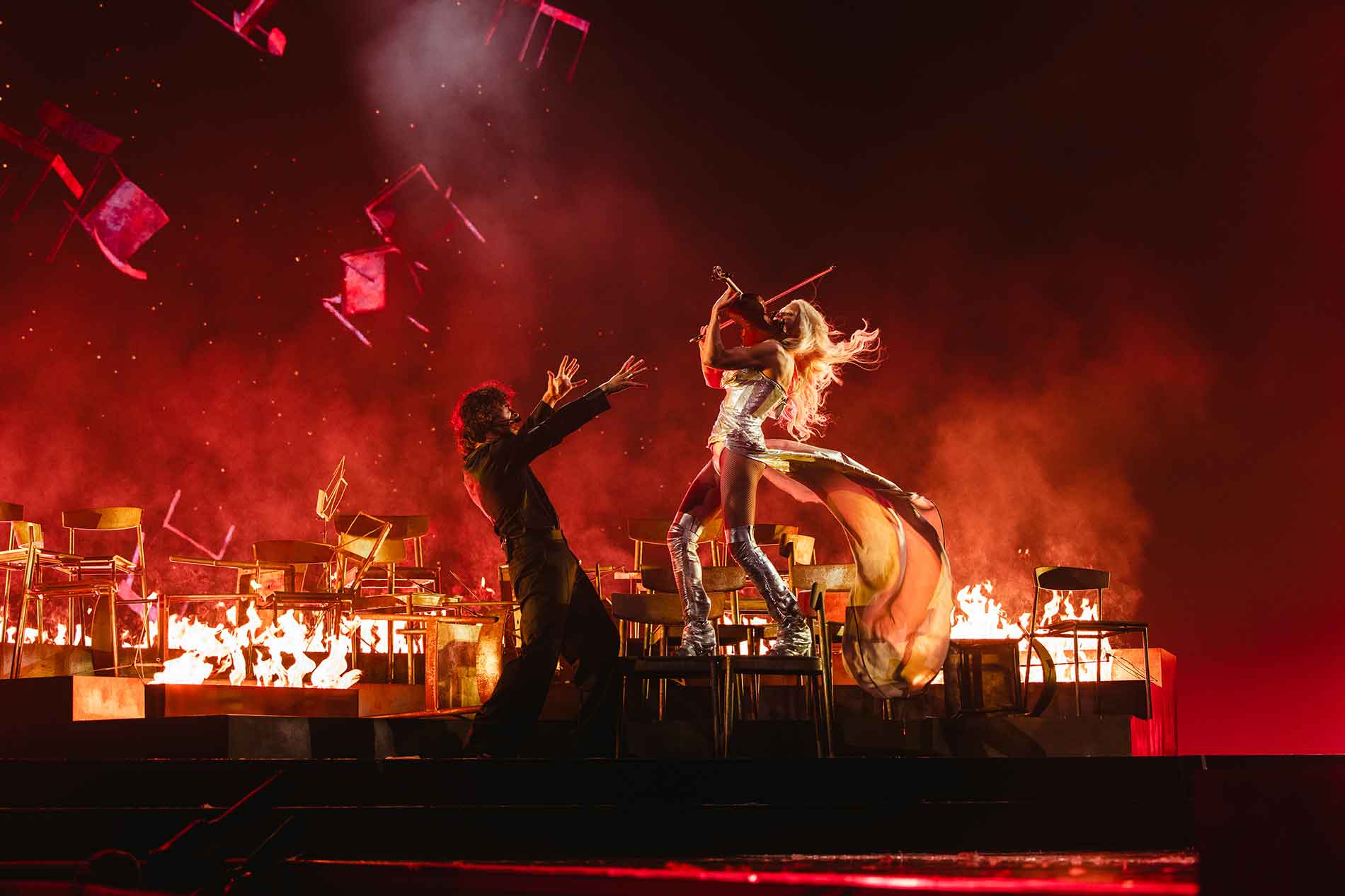 Linda Lampenius plays the violin and Pete Parkkonen sings at the UMK in a photoraph by Nelli Kenttä for YLE.