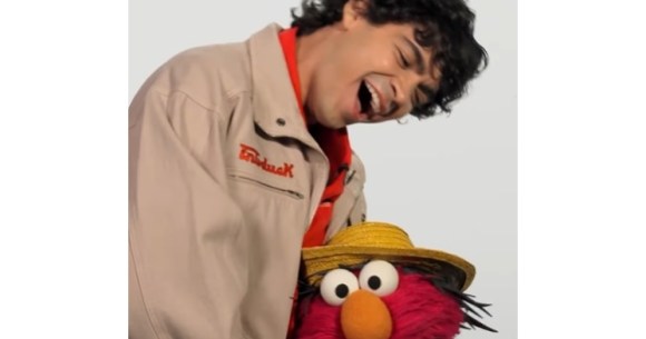 Live-action One Piece’s Luffy teaches Sesame Street’s Elmo a Japanese word for friendship[Video]