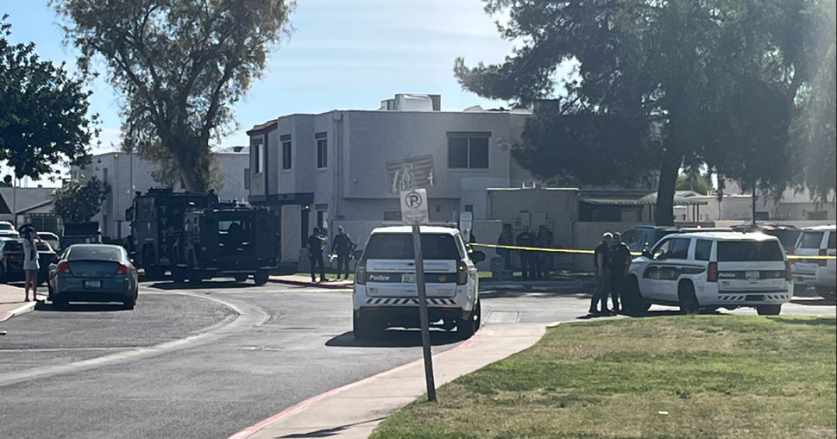 Man killed after barricade standoff with police at Phoenix apartment