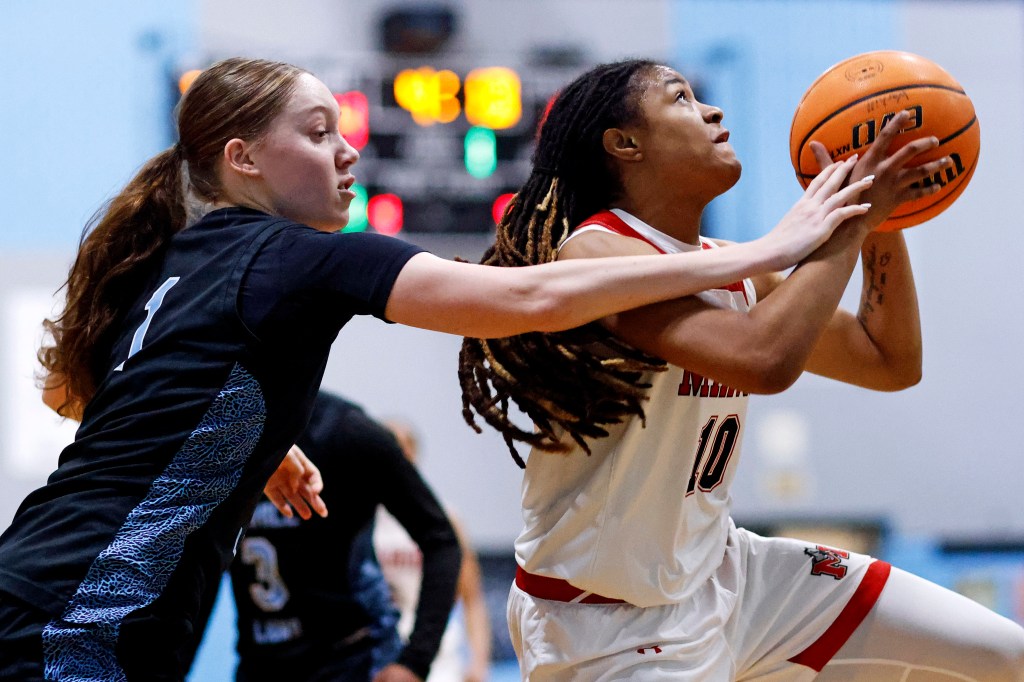 Manor girls return to the court, win over Warhill to gain state tournament spot