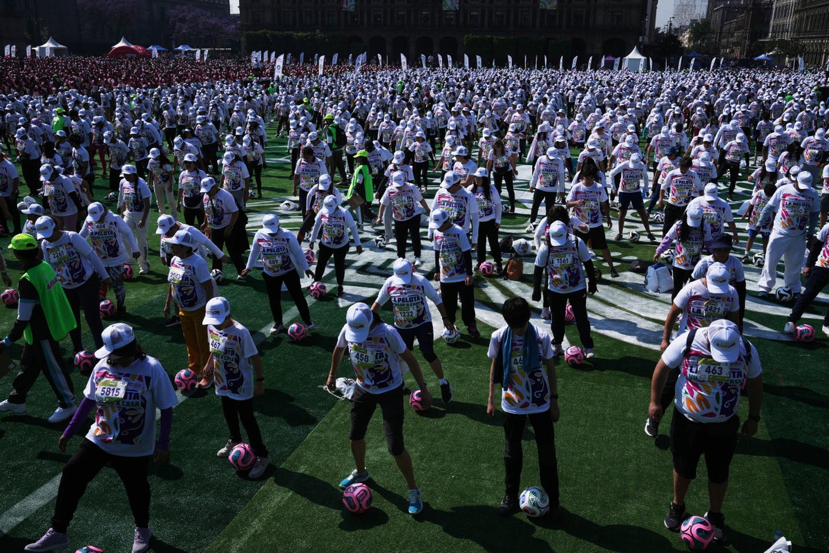Mexico City sets the world record for the largest soccer class