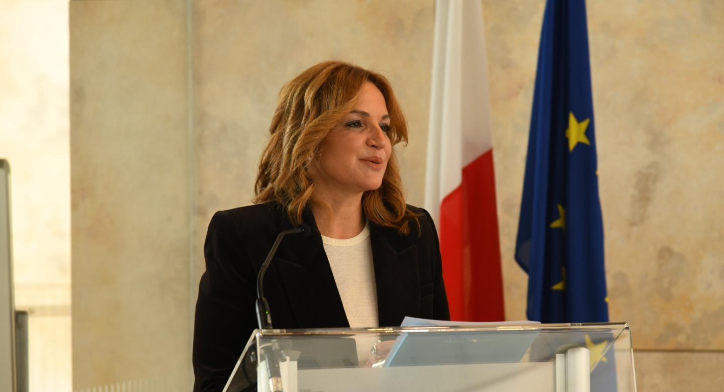 Michelle throws Joyce under the bus