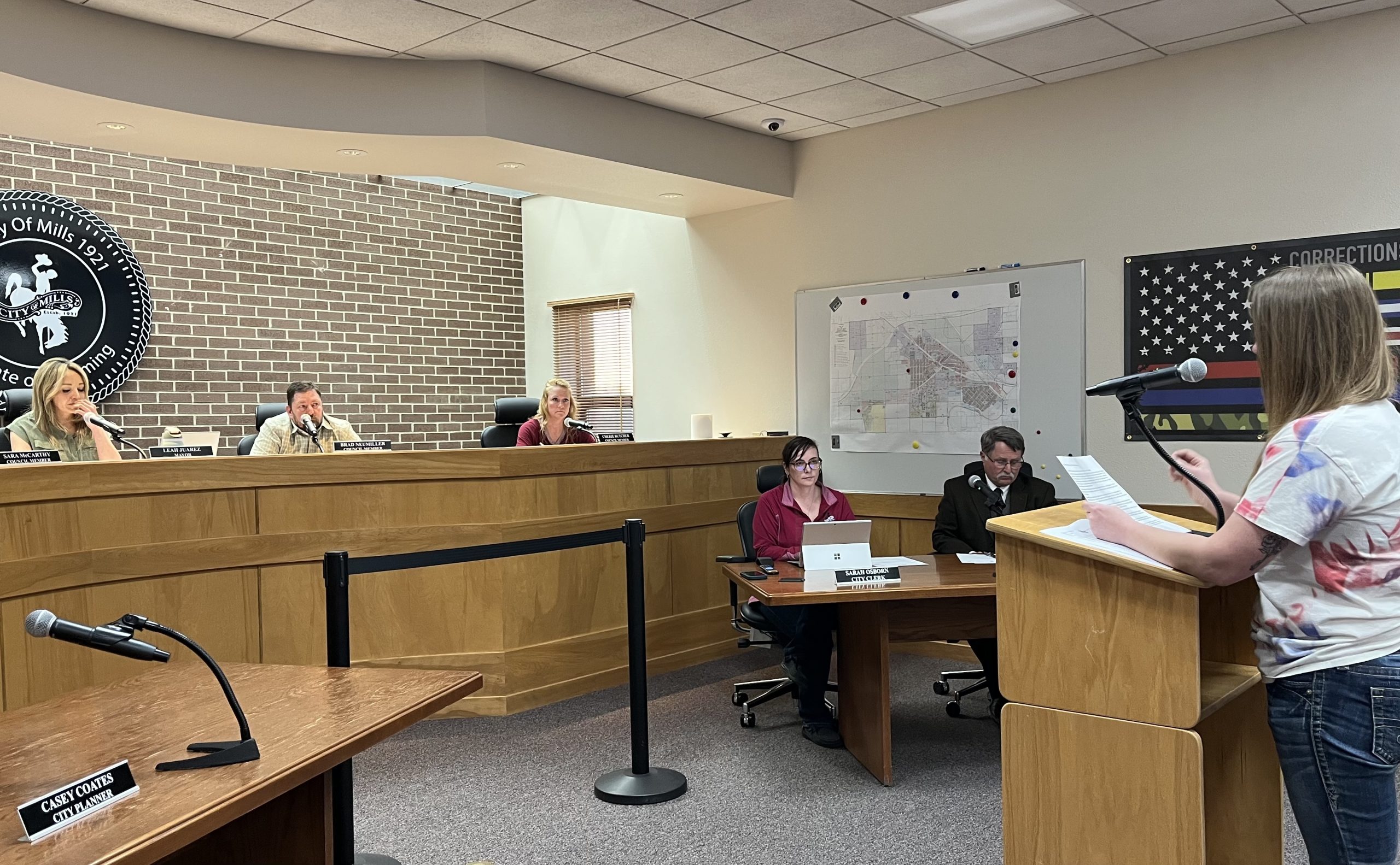 Mills halts kennel ordinance at second reading amid showing for business owner