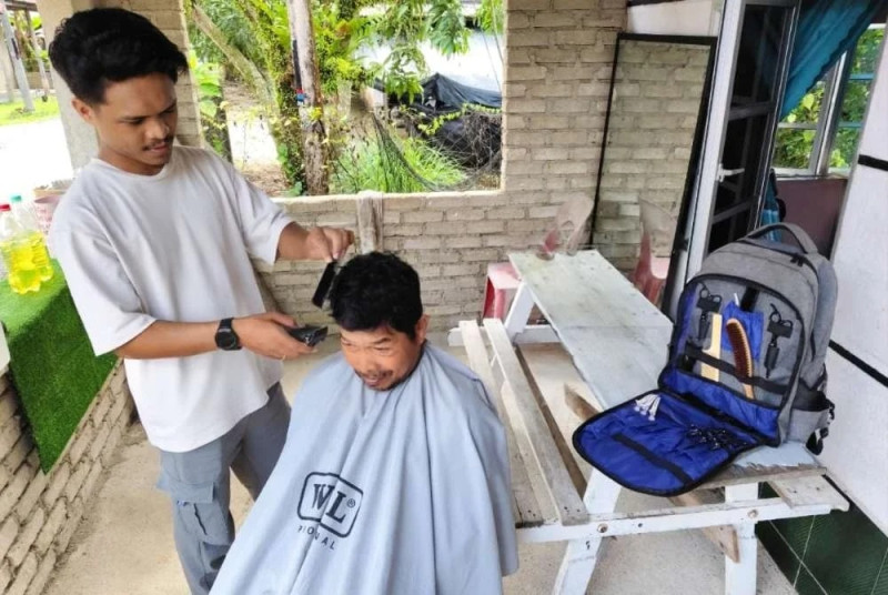 Mobile barber builds growing clientele by bringing haircuts directly to customers’ homes