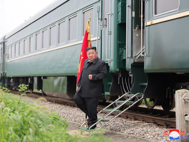north korea s kim jong un stepping off train photo reuters