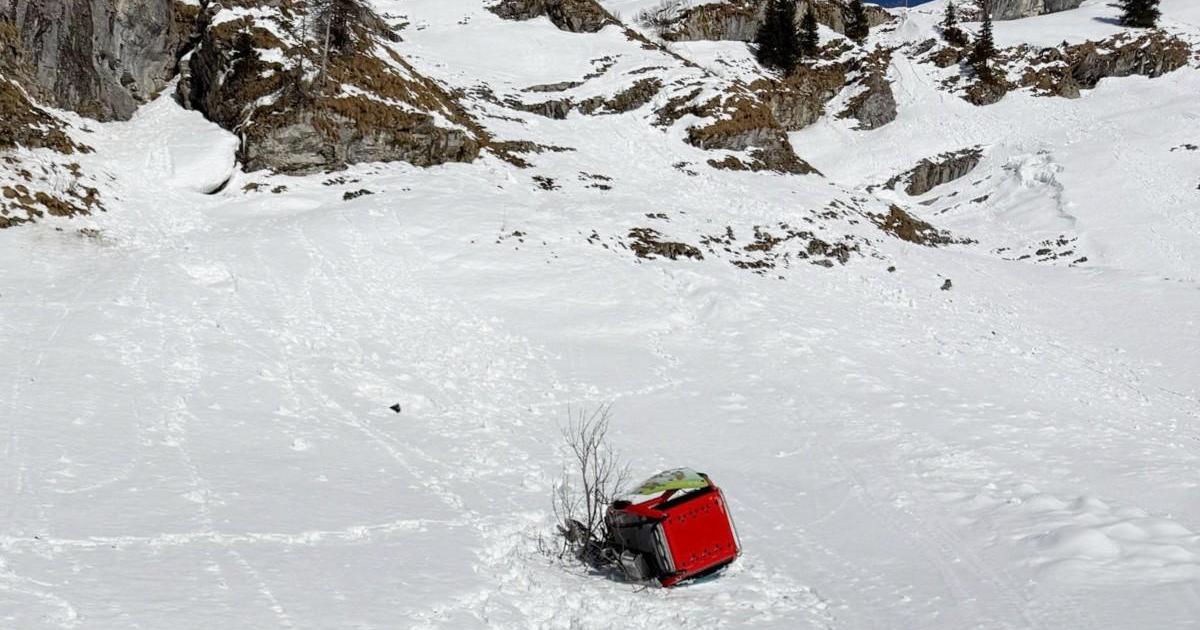 One killed as cable car plunges down Swiss mountain
