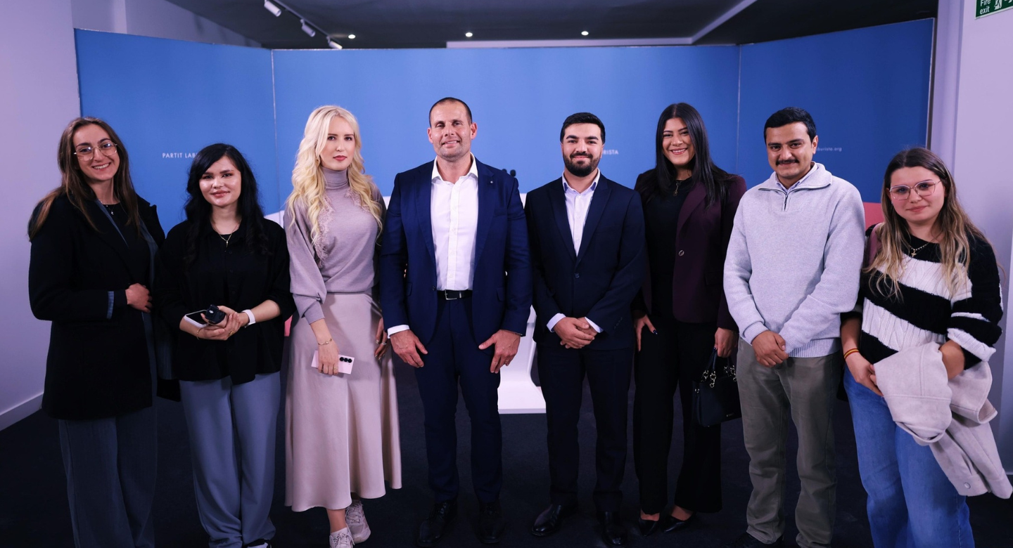 Prime Minister endorses AUM instead of answering questions about university's failures