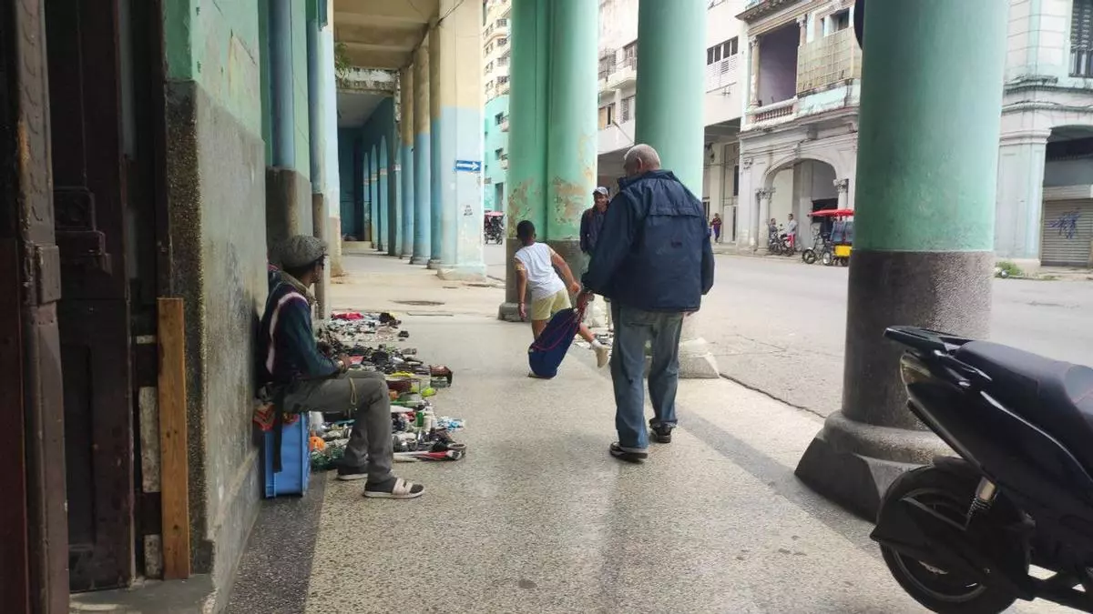Reina, Havana's Stately Street Where Garbage Is Sold