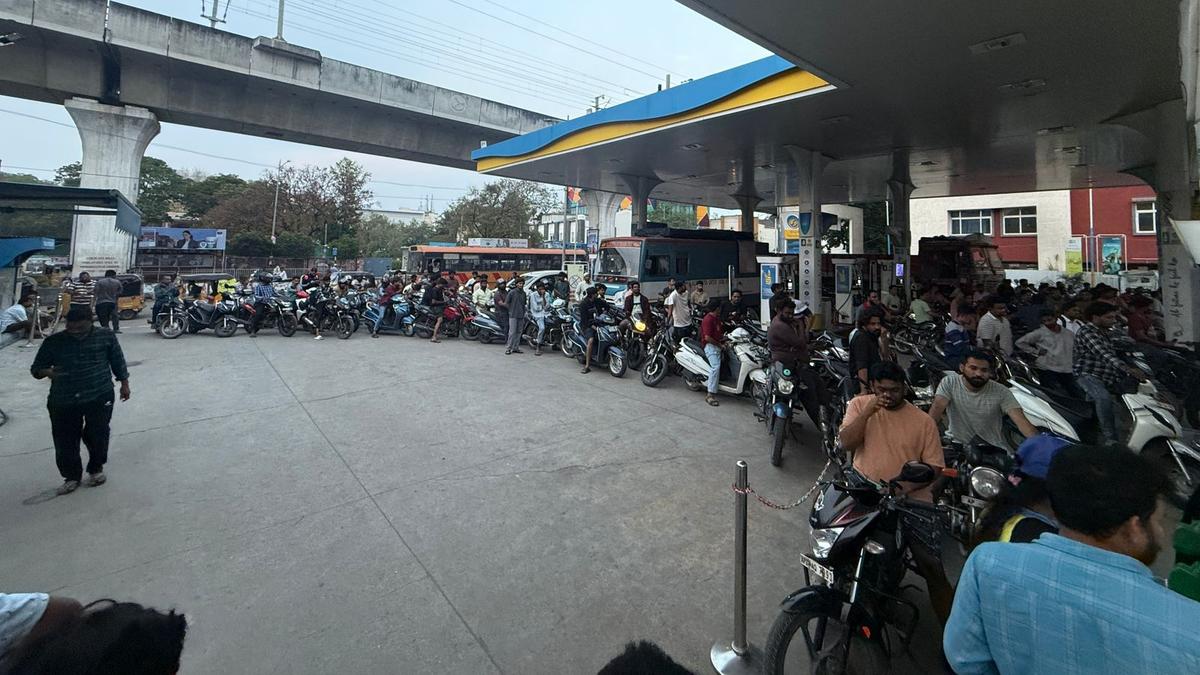 Rush at Hyderabad fuel outlets for second day; people join serpentine queues from March 25 early morning