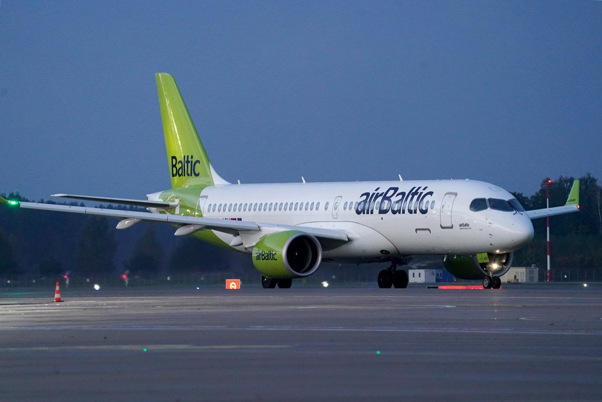 Nacionālā aviokompānijas "airBaltic" lidma&scaron;īna Rīgas lidostā.