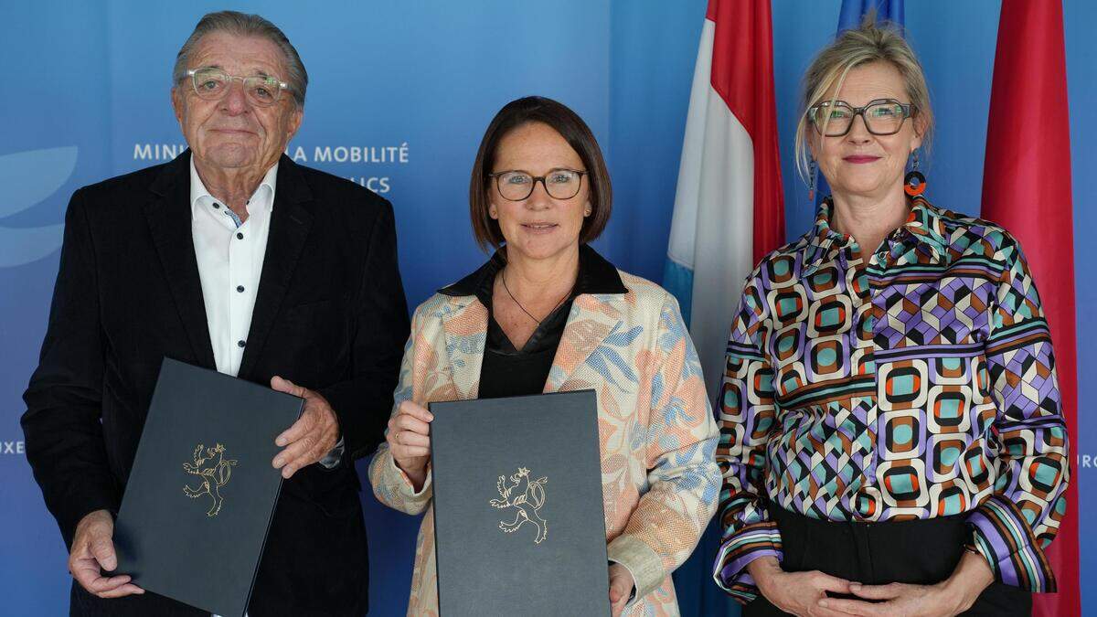 Paul Hammelmann, chair of Sécurité Routière ASBL, Yuriko Backes, the mobility and public works minister (DP), and Isabelle Medinger, director of Sécurité Routière ASBL, seen at a funding agreement signing on 27 February 2026