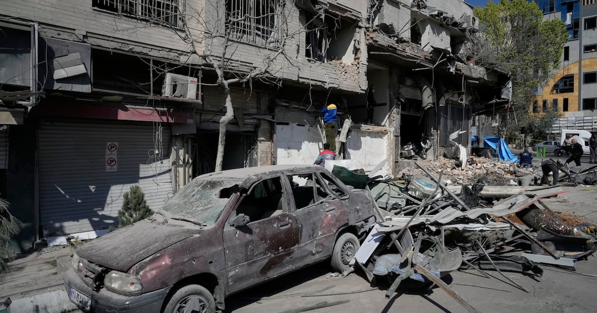 US sinks Iranian warship as bombardment of Iran intensifies