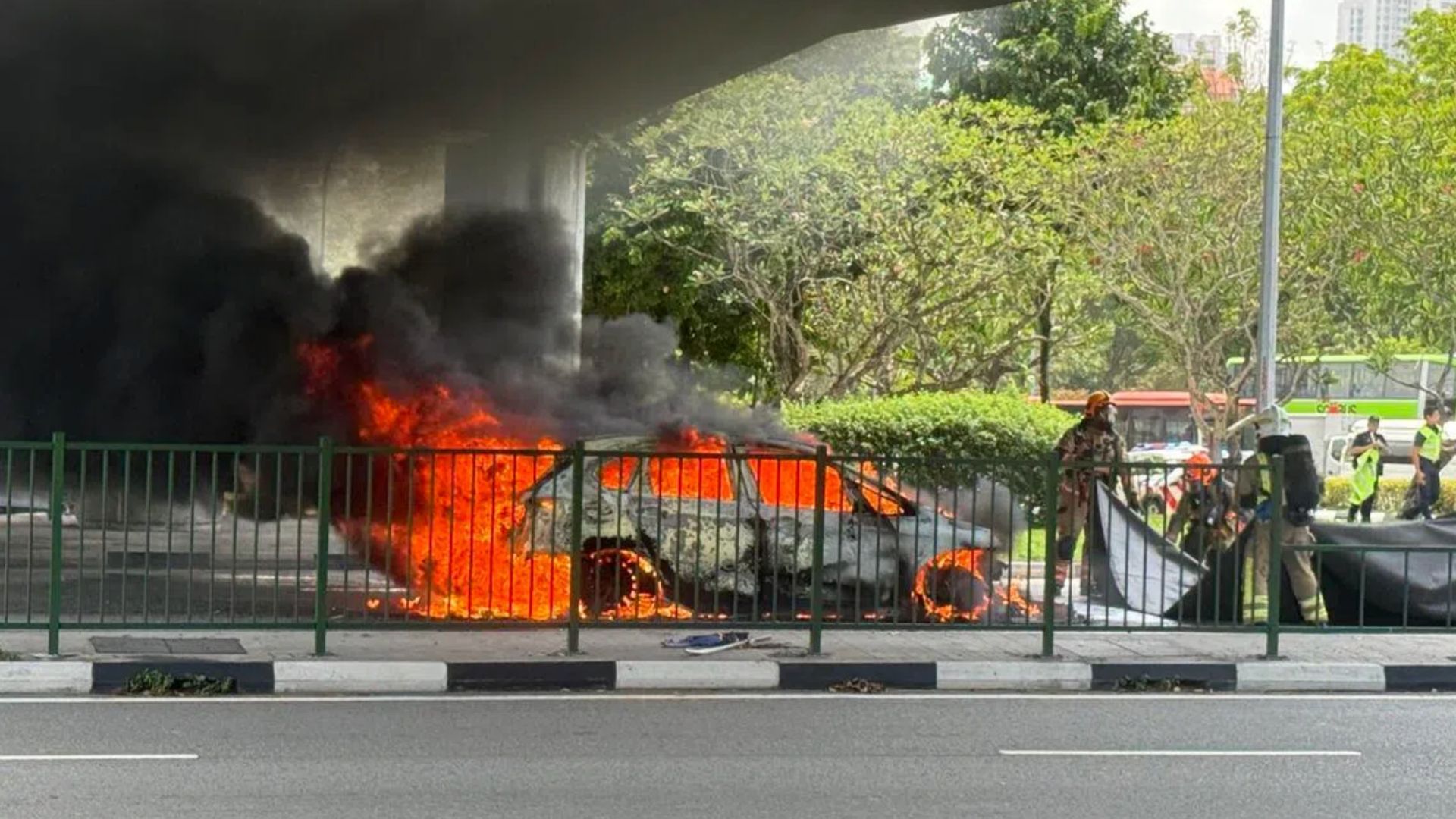 Vehicle suddenly caught fire under train tracks, trains had no choice but to pass through the thick black smoke
