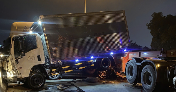 6-vehicle pile-up causes traffic gridlock on Ho Chi Minh City bridge