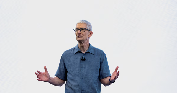 Apple CEO Cook is lauded by investors as he prepares for new role