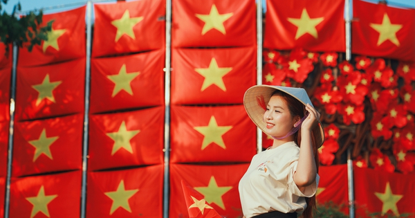 Da Nang youth flock to capture festive moments for Reunification Day celebration