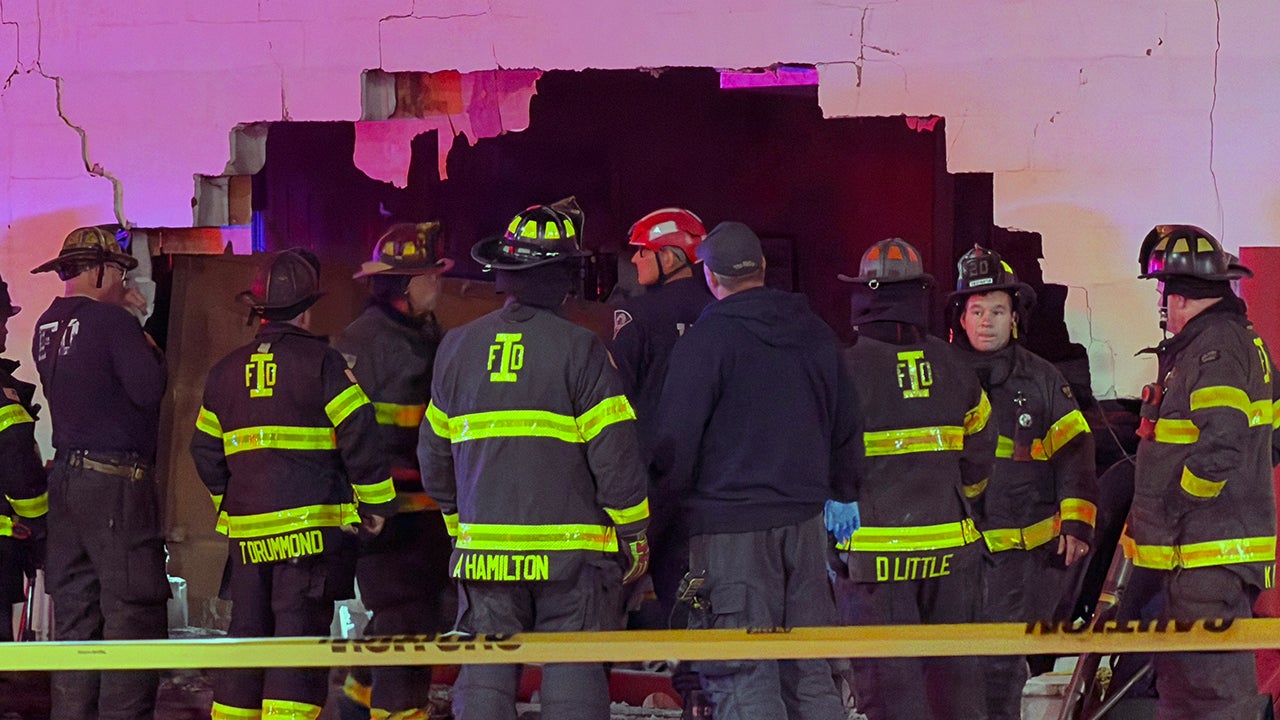 Driver dies after crashing truck into building at 10th and Emerson - Indianapolis News | Indiana Weather | Indiana Traffic