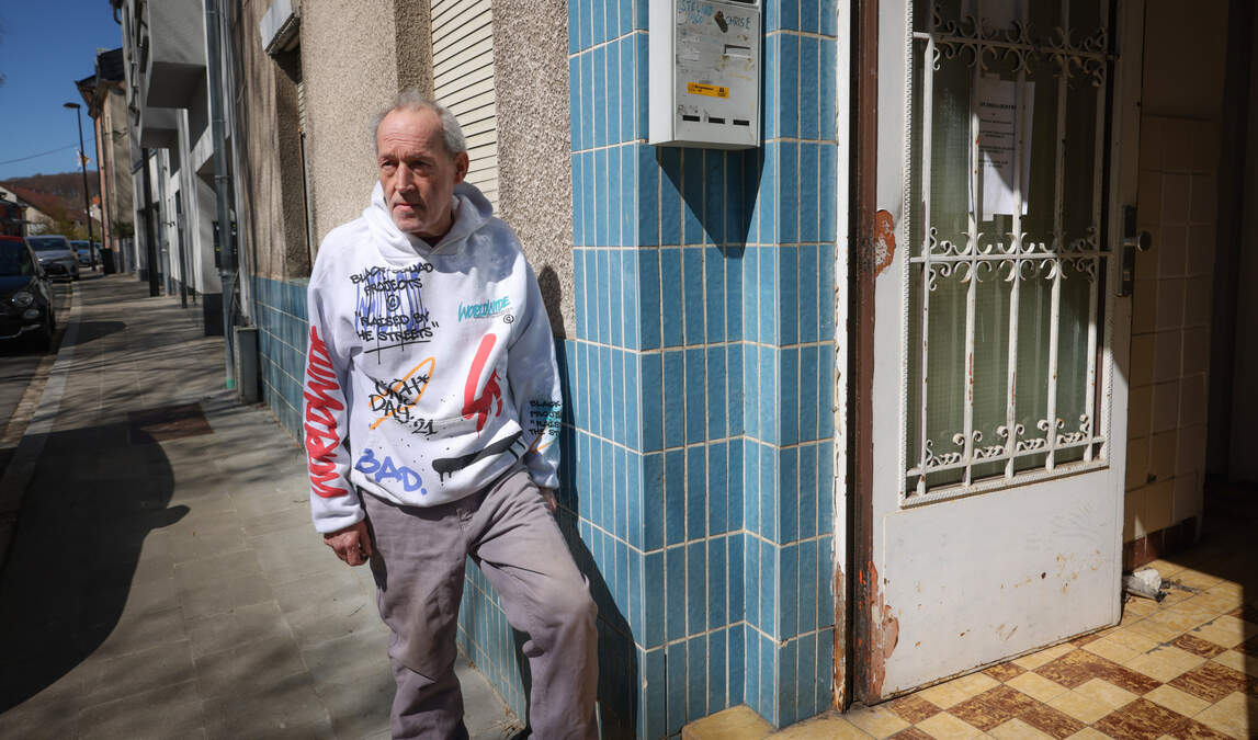 Nico Steland last saw his landlord 11 months ago. The landlord hasn’t done anything to maintain the flat for quite some time, yet he still collects the rent. Now the flat is set to be closed down.