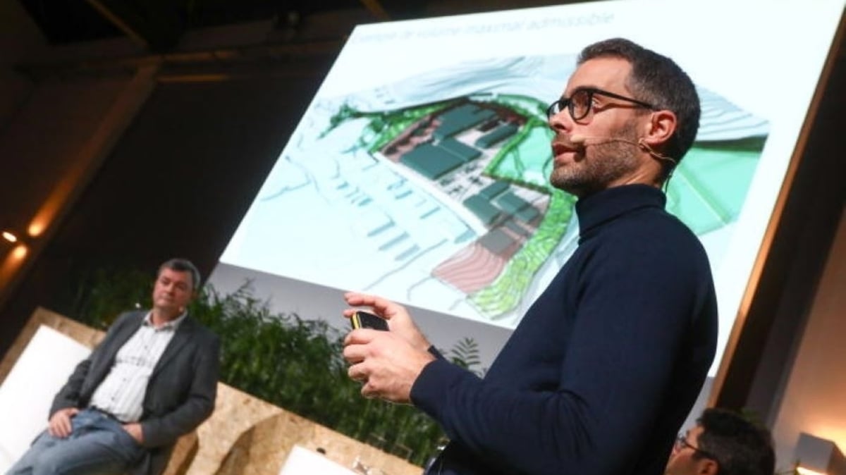 Google officials discuss their company's plans for a data centre in Bissen during a town meeting in November 2019