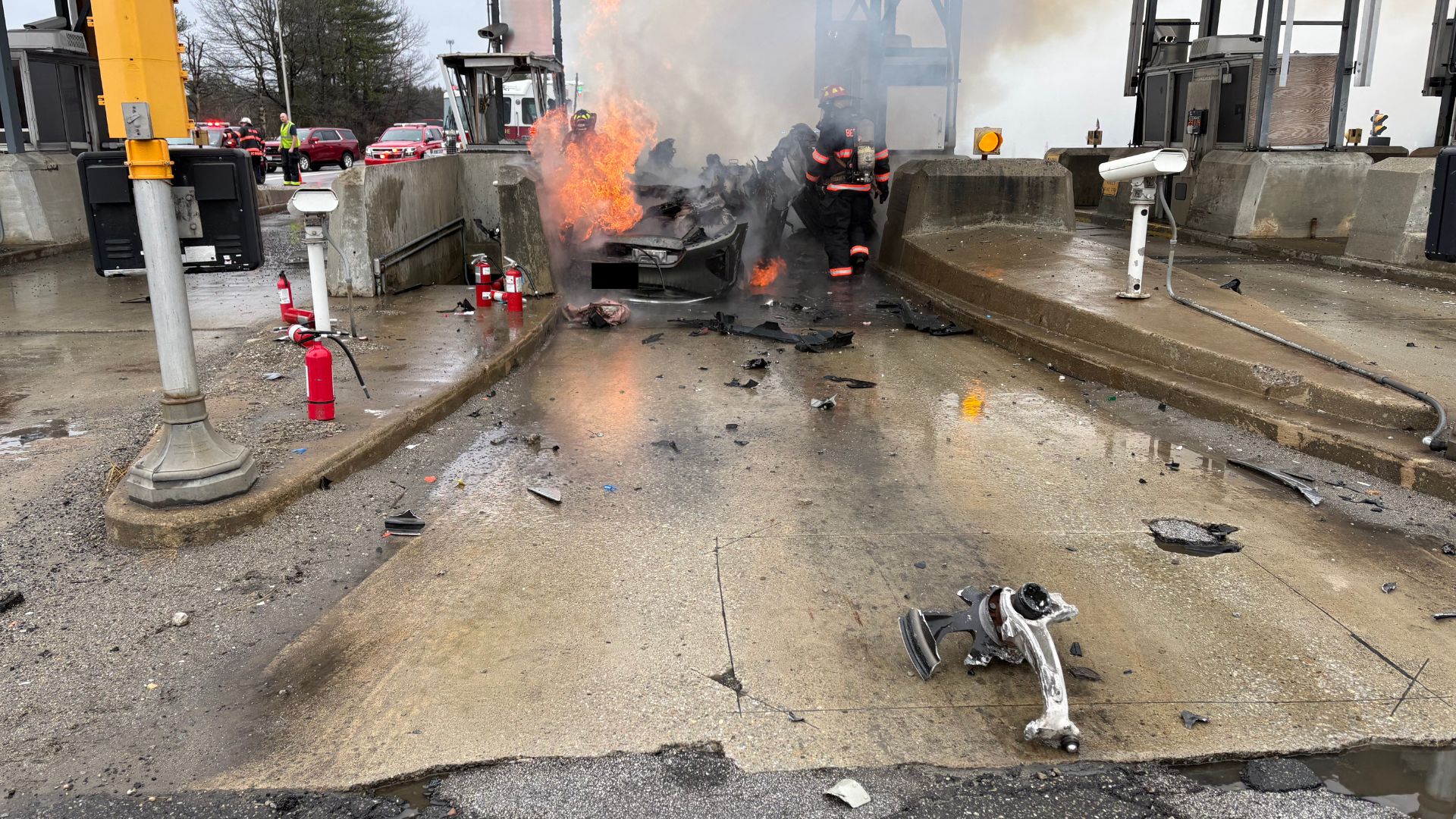 Gov. Ayotte aids in rescue at Bedford toll plaza fire