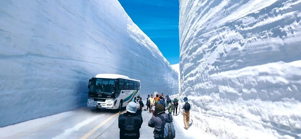 Japan’s awesomely beautiful Alpen Route snow corridor is now open