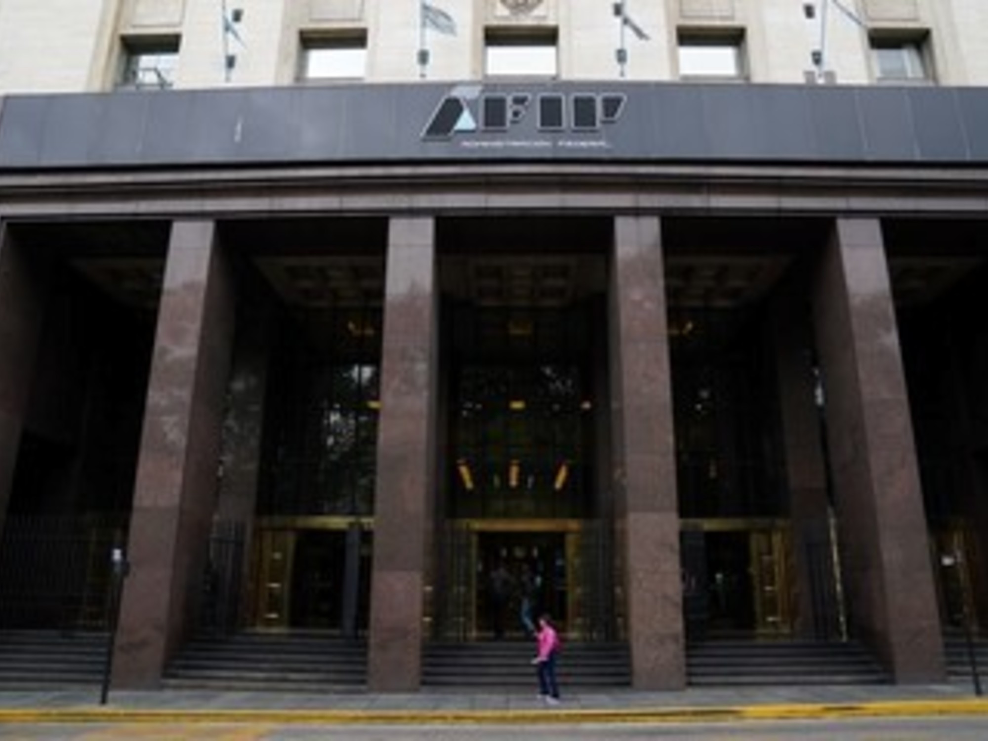 La recaudación sumó $ 16 billones, un 4,5% por debajo de hace un año, y cayó por octavo mes consecutivo