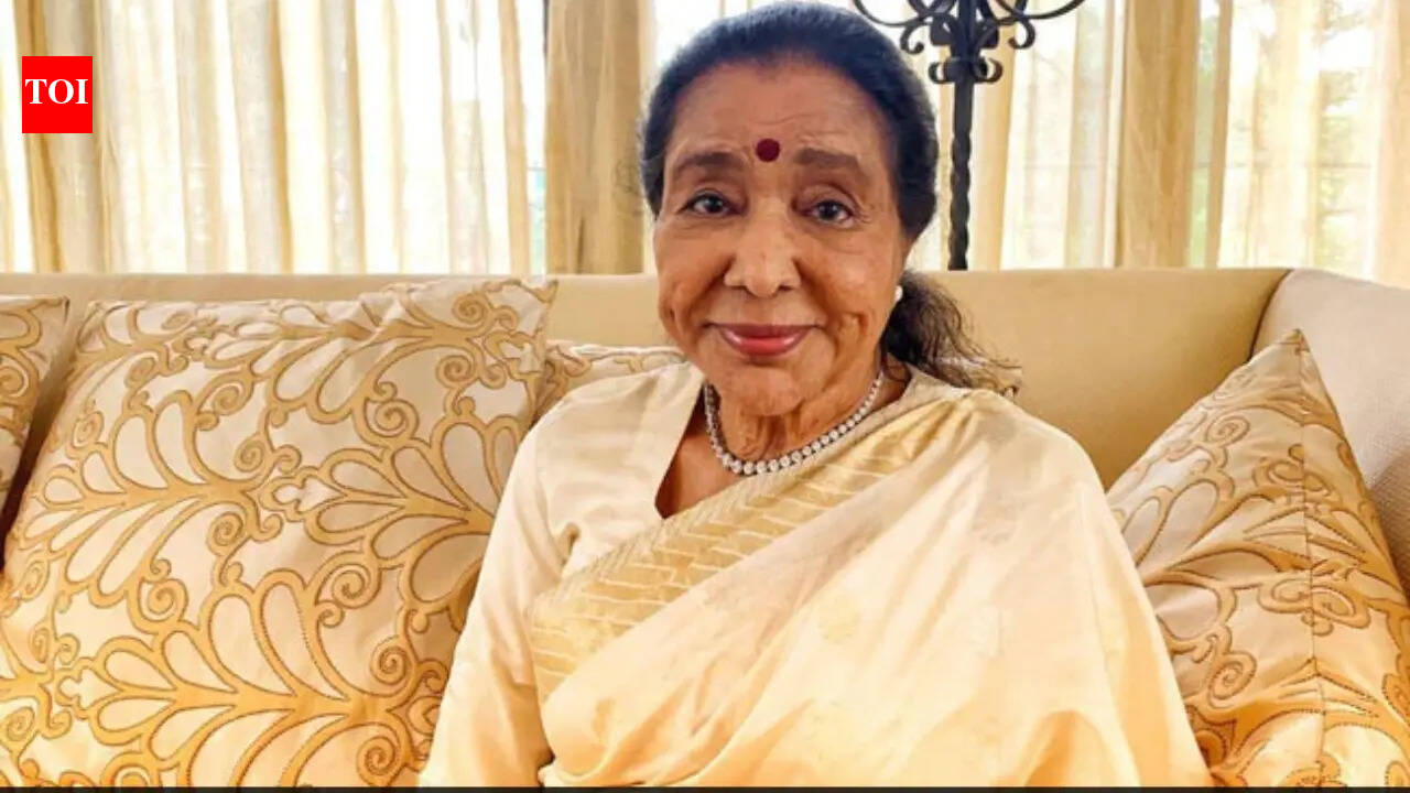 Legendary singer Asha Bhosle suffers cardiac arrest, rushed to Breach Candy hospital in Mumbai | Hindi Movie News