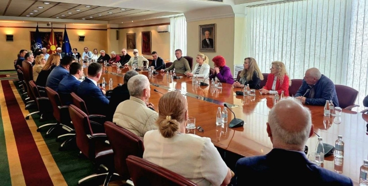 Mickoski meets with representatives of the Macedonian community in Serbia