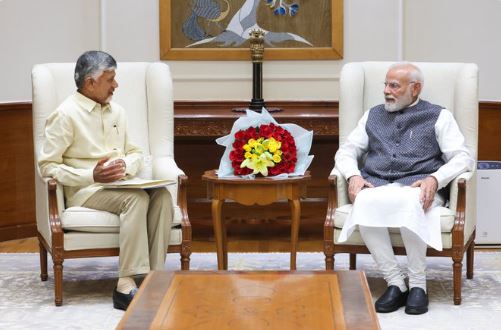 Modi Wishes Long and Healthy Life to Naidu on his Birthday