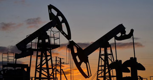 Oil jumps more than 7% to above $102 ahead of US blockade on Iran