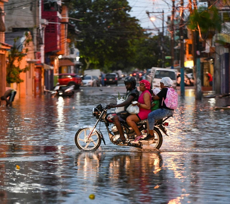Rain will begin in the early morning and will continue throughout Saturday, reports Indomet.