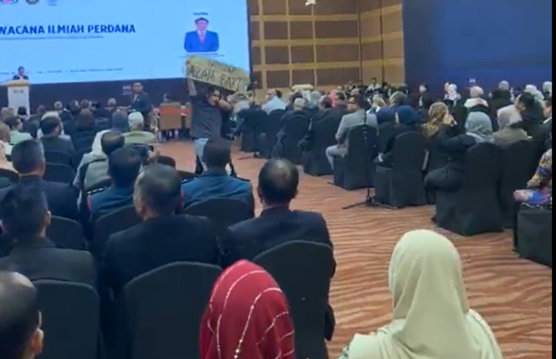 'Tangkap Azam Baki' placard raised during speech, two detained