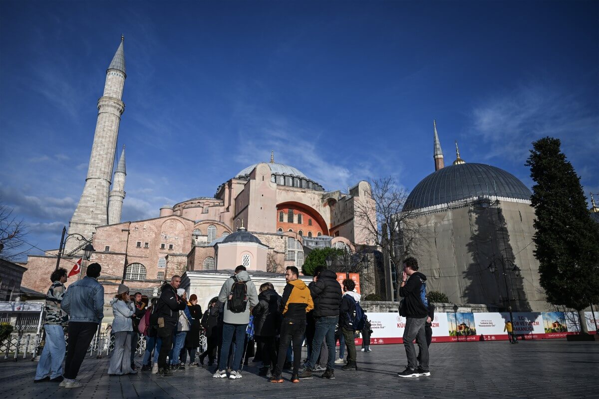 Two Greeks detained for waving Orthodox Christian flag in Hagia Sophia