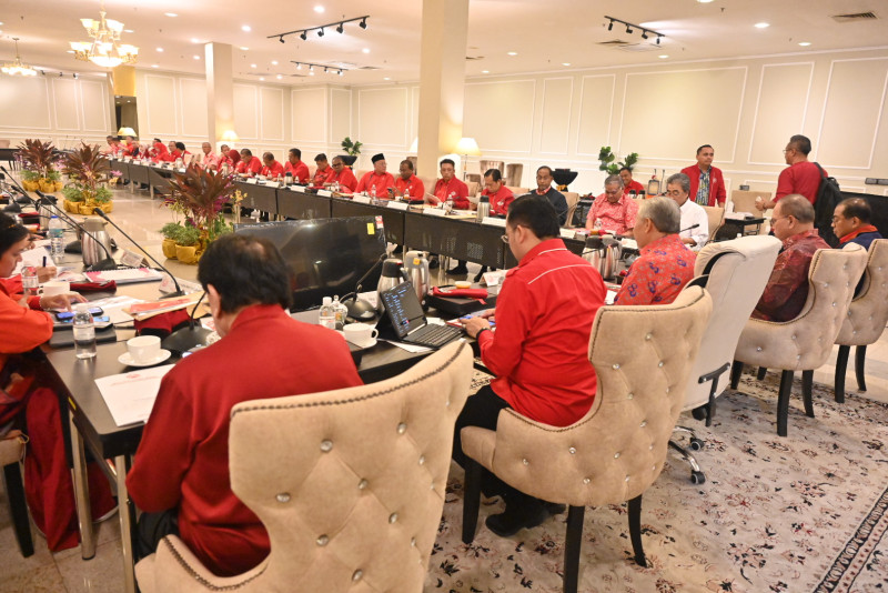 UMNO readmits Khairy, Hishammuddin and Syed Hamid in sweeping Rumah Bangsa reinstatement