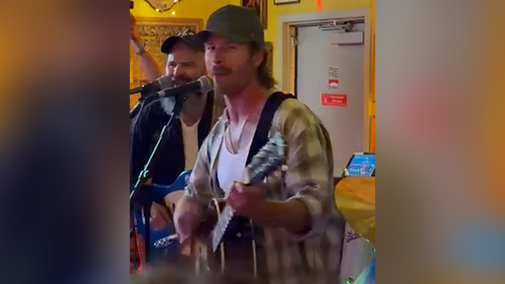 Video shows actor Glen Powell singing at Georgia bar