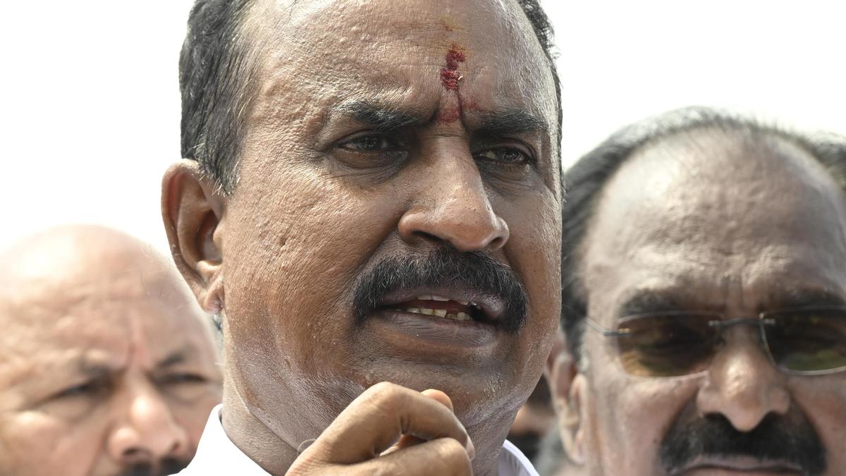 AIADMK split: Velumani faction willing to hold talks with Palaniswami; rebel Veeramani backs EPS