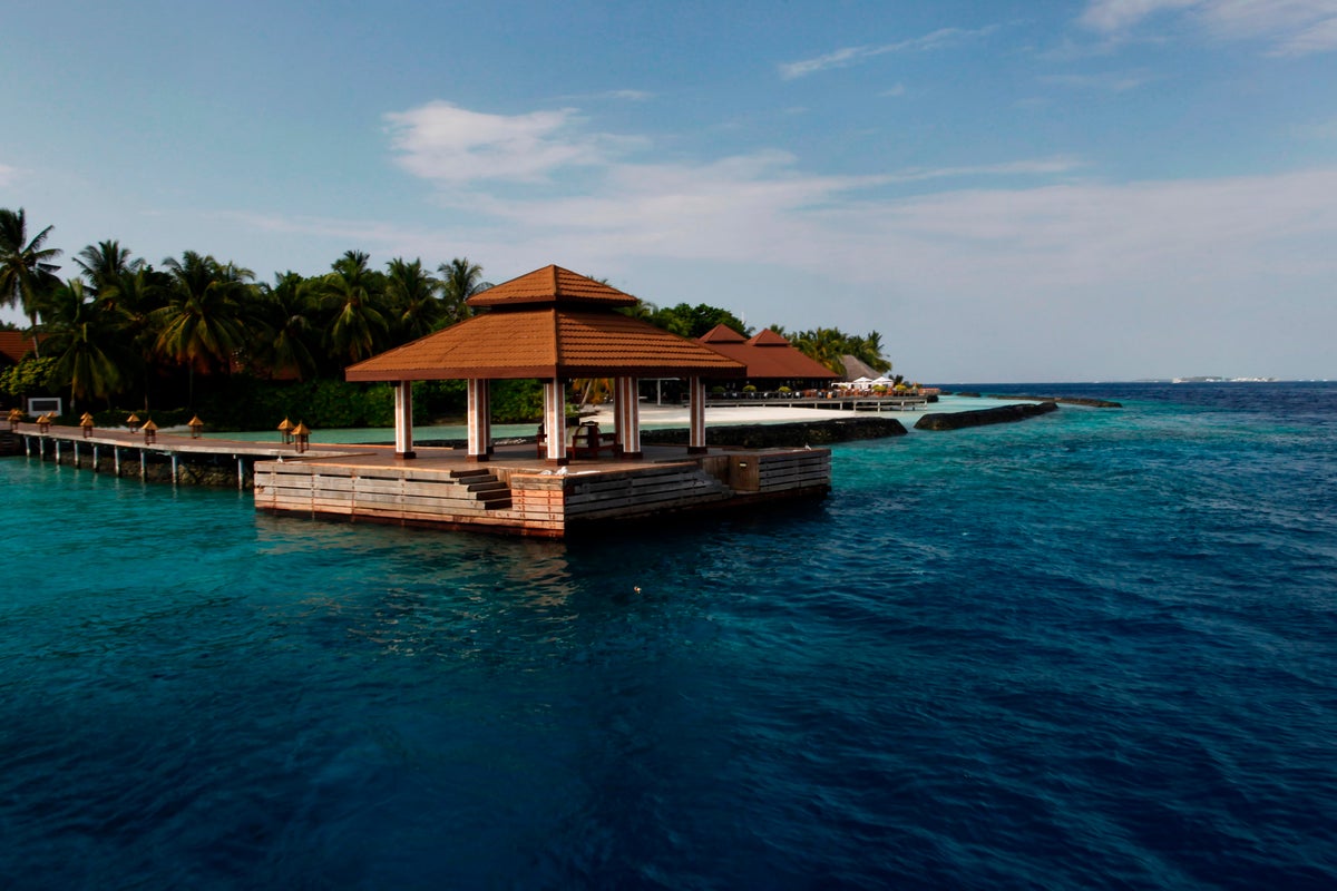 Authorities search waters in the Maldives for 4 Italians killed in a cave dive after 1 body found