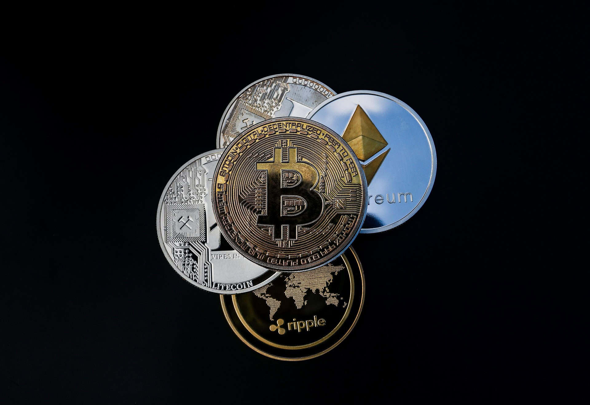 Bitcoin Sinks to $78,369 as ETFs Bleed $1 Billion in a Week