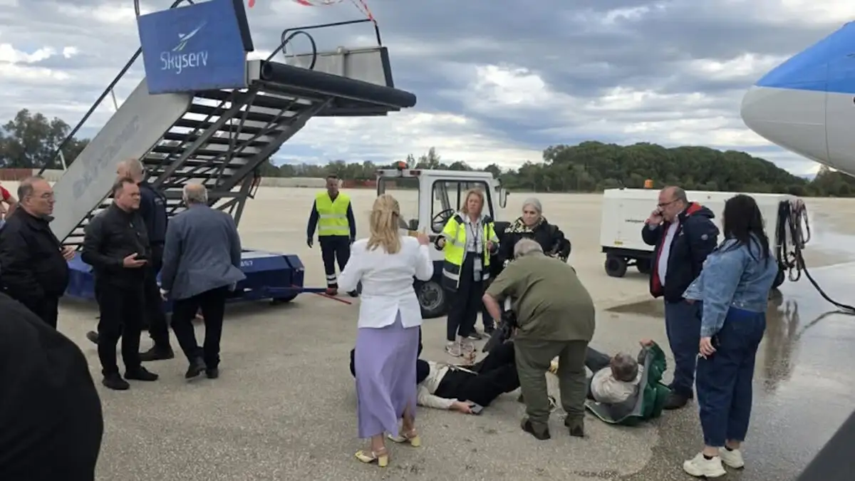 Boarding ladder collapse injures 3 reporters covering official event (VIDEO)