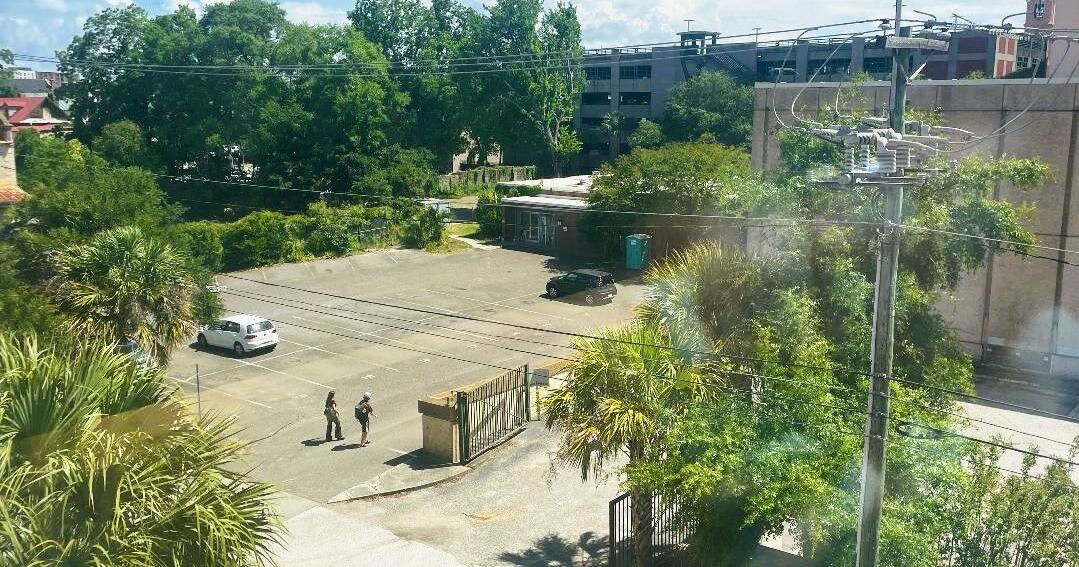 College tries to strike balance at residence hall site